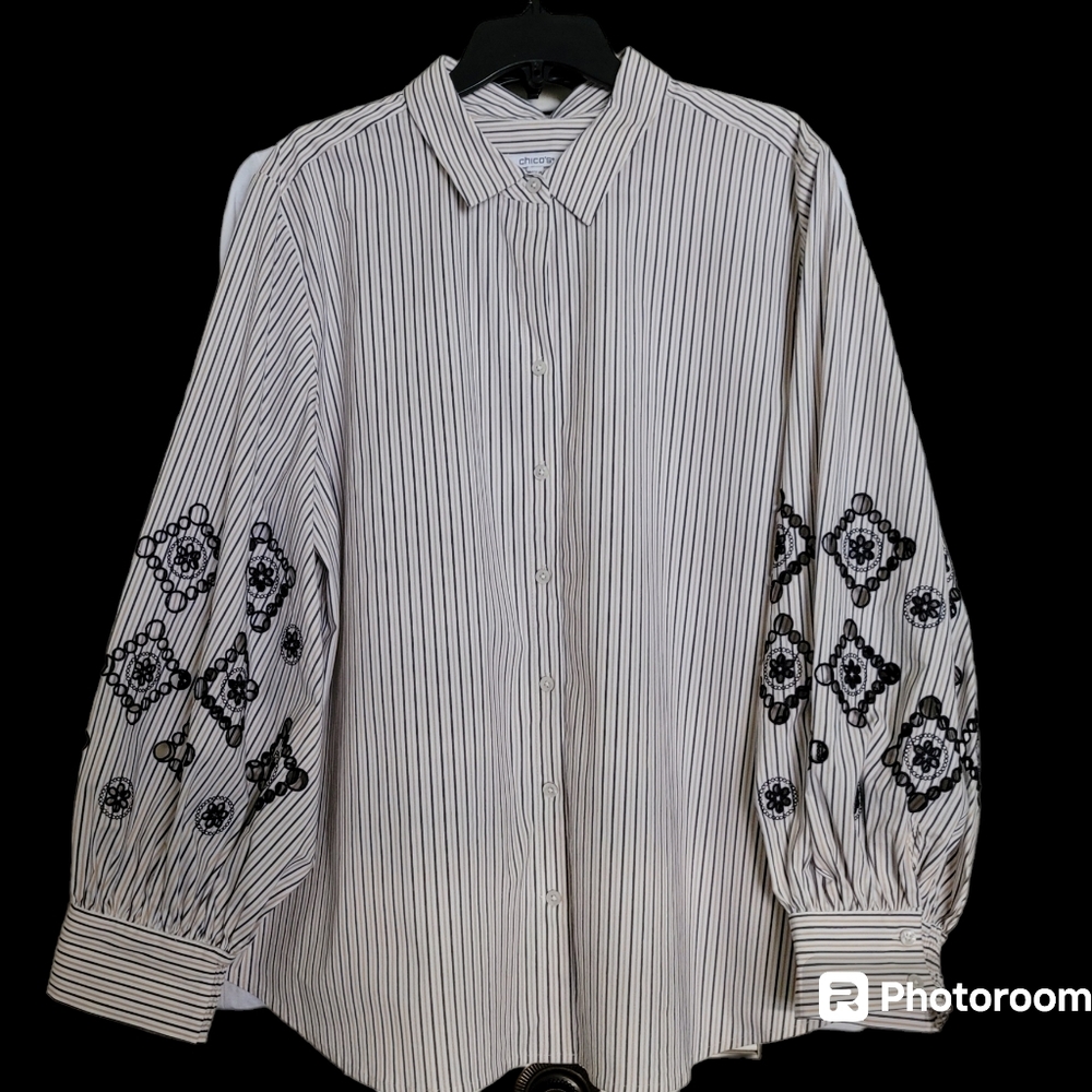 Chico's Sz.4=20. Embroidered Sleeve Button Up